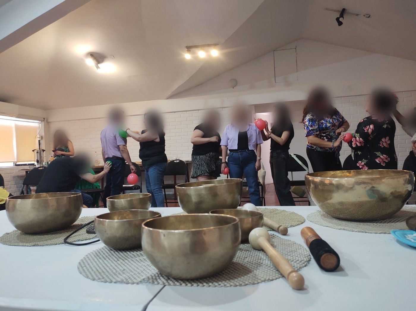 Cuencos e instrumentos en una sesión de Cuidarte