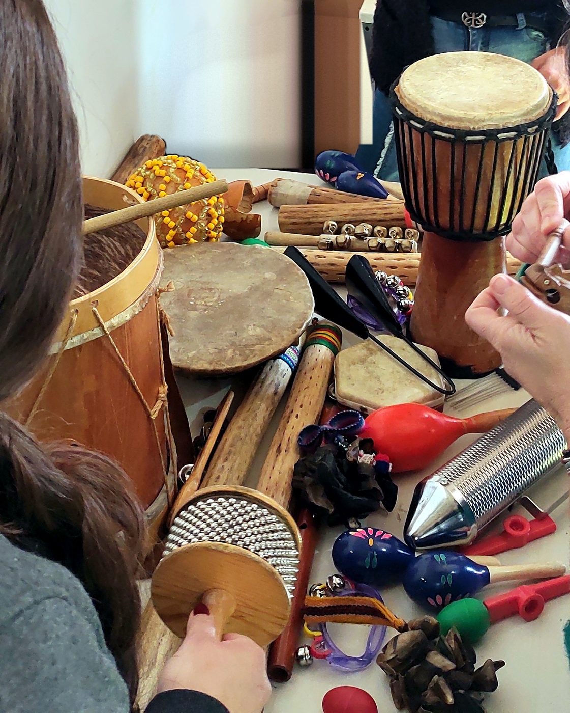 Mesa con instrumentos del taller Cuidarte