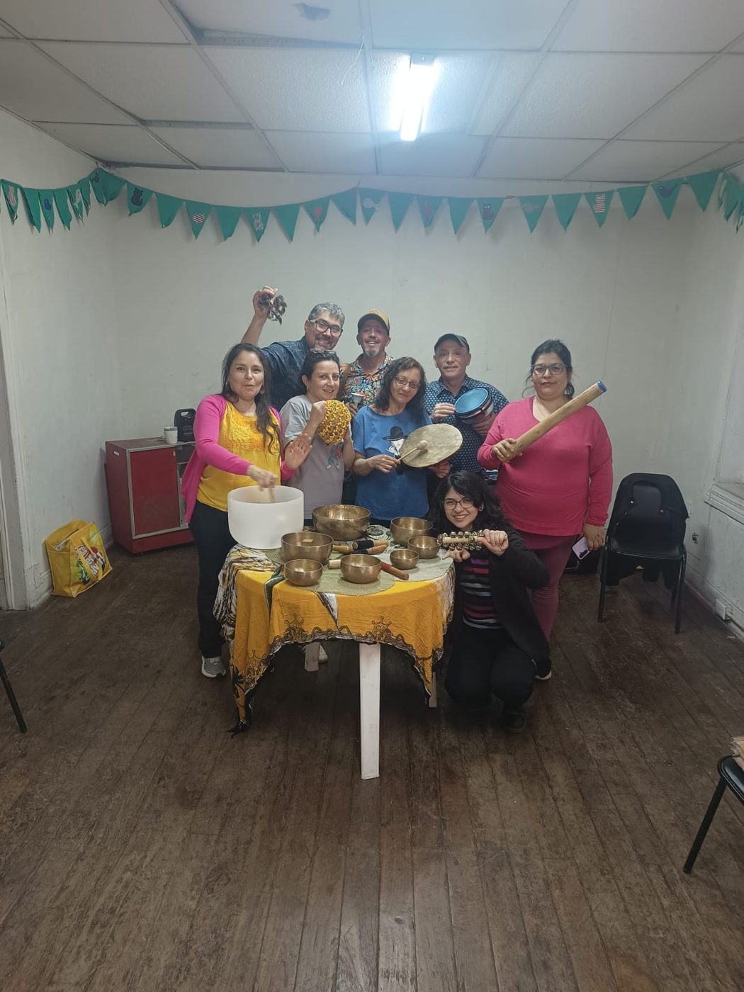 Grupo de la sesión 1 con cuencos e instrumentos