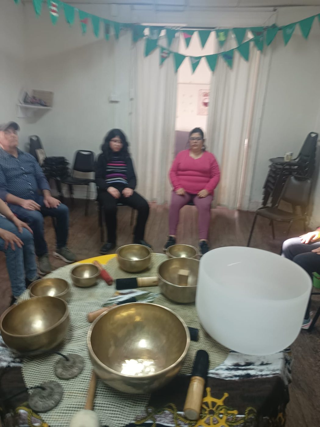 Cuencos tibetanos y de cuarzo en el círculo